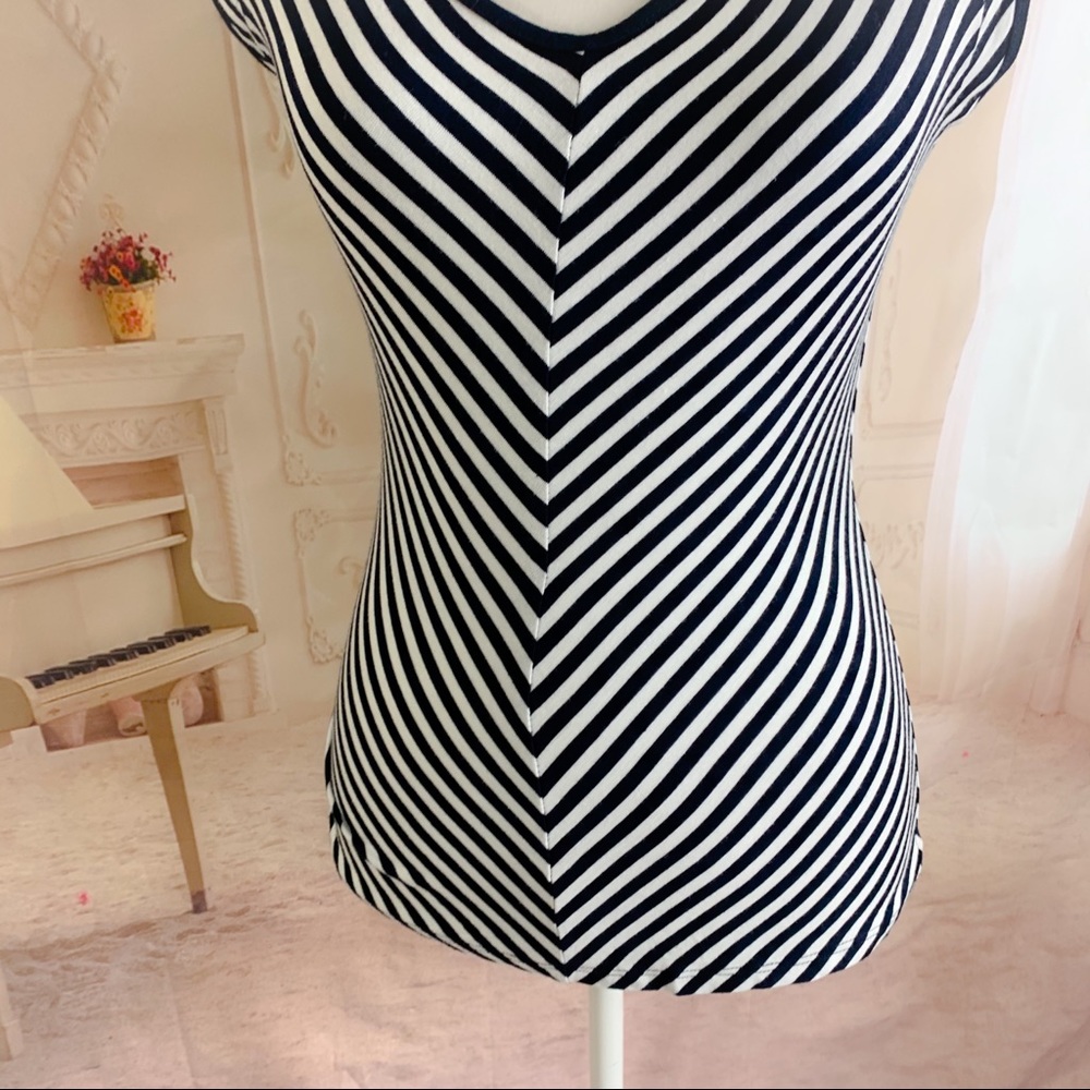NEW Carmen Marc Valvo Striped V neck Tee Shirt - Picture 4 of 10